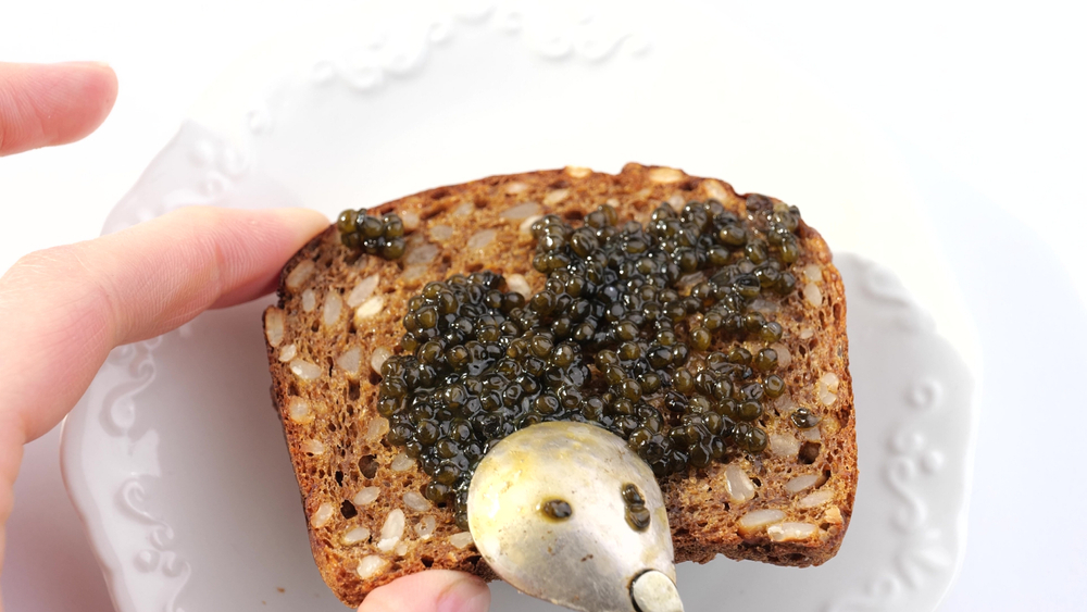 Caviar : riche en acides gras oméga 3, en vitamines B12, D et E ainsi qu’en calcium