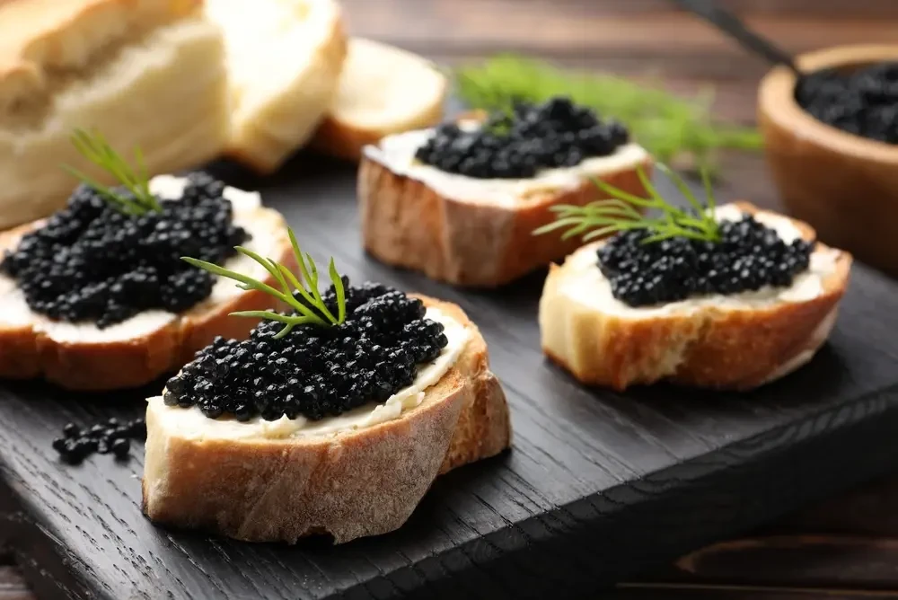 Knuspriges Brot mit Butter und Kaviar