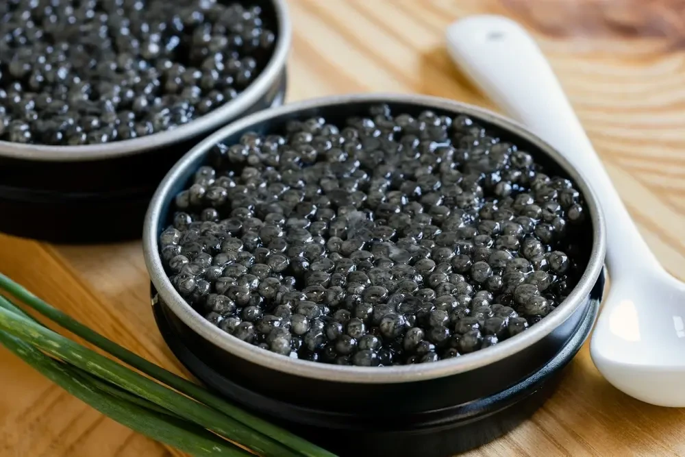 Schwarze Dose mit Beluga Kaviar und Perlmuttlöffel